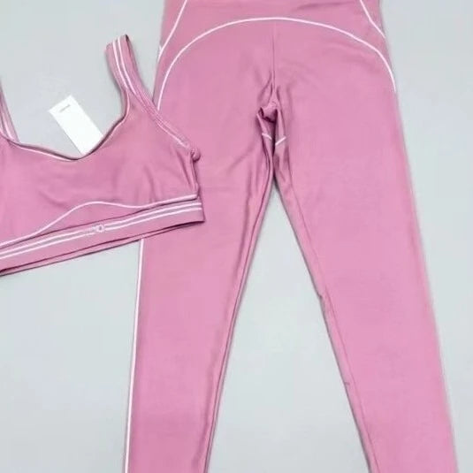 Women Slim Fit Yoga Outfit With Stretch Fabric And Modern Graphic