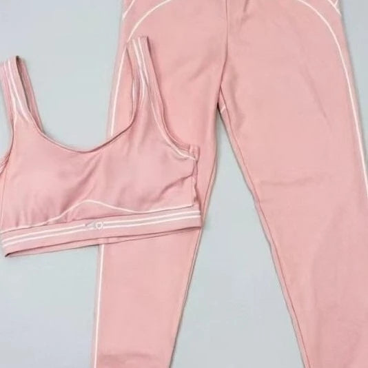 Women Slim Fit Yoga Outfit With Stretch Fabric And Modern Graphic